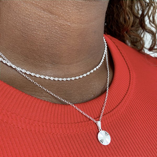 Cordão pingente medalha frisada banhado a prata