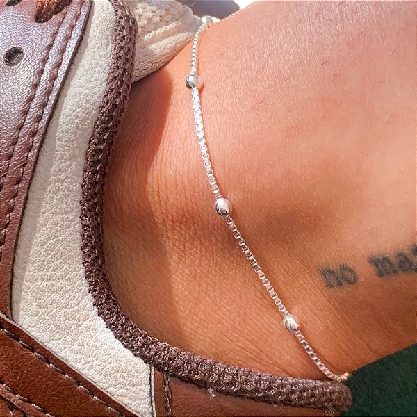 Tornozeleira veneziana com bolinhas banhado a prata