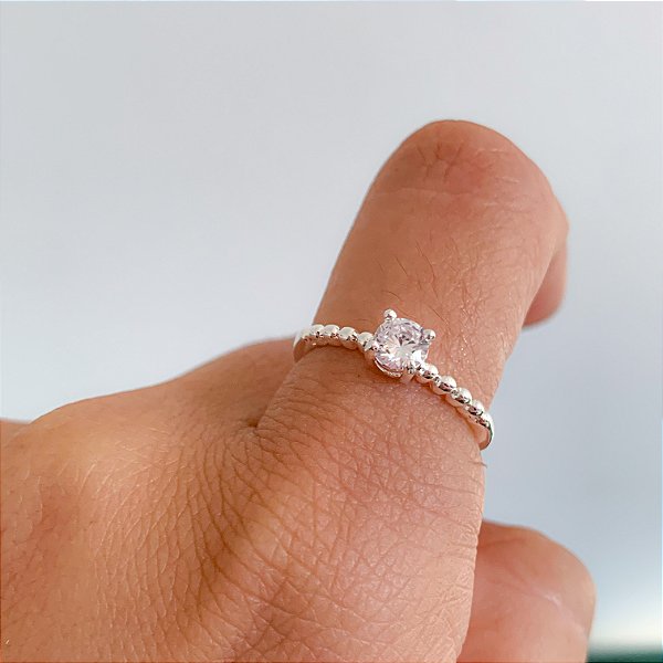 Anel solitário tradicional poa banhado a prata