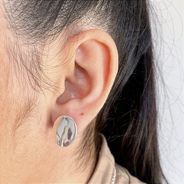 Brinco chapinha oval grande banhado a prata