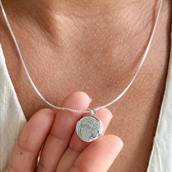 Cordão mini relicário redondo banhado a prata