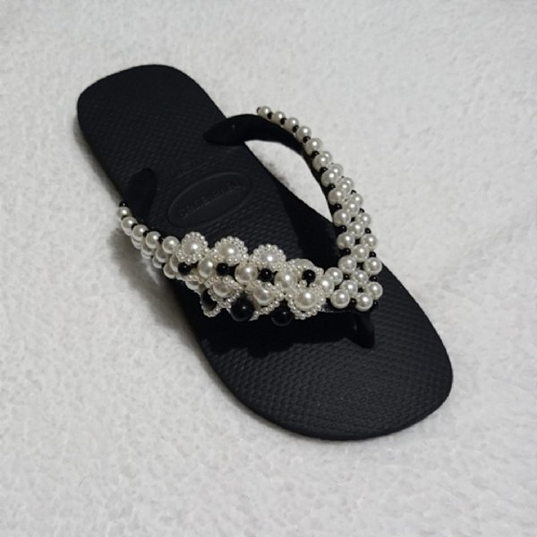 Chinelo Havaianas Top Preto com Pérolas Brancas e preto