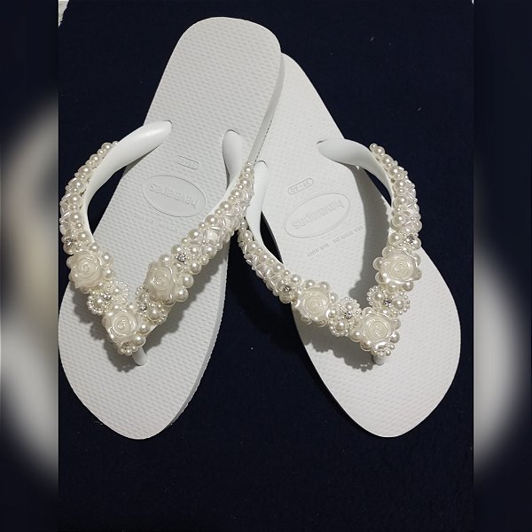 Chinelo Havaianas Top Branco com Pérolas, Strass e Flor