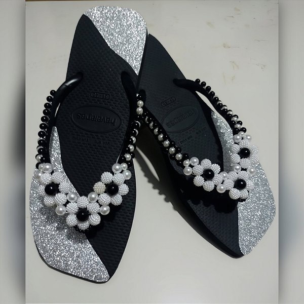 Sandália Havaianas Slim Preta com Flores de Pérolas e Lonita Prata