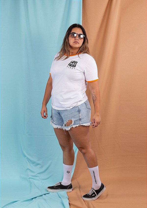 Babylook branca gola laranja loveboard vibes