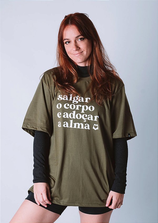T-shirt over verde salgar o corpo para adoçar a alma