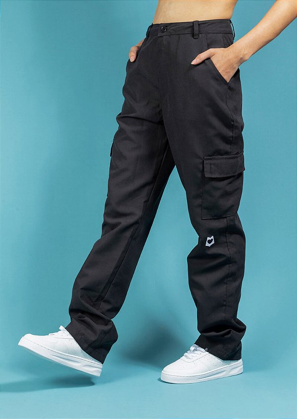 Calça cargo preta cintura alta sarja