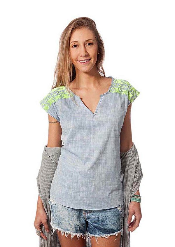 Blusa cinza com bordado no ombro