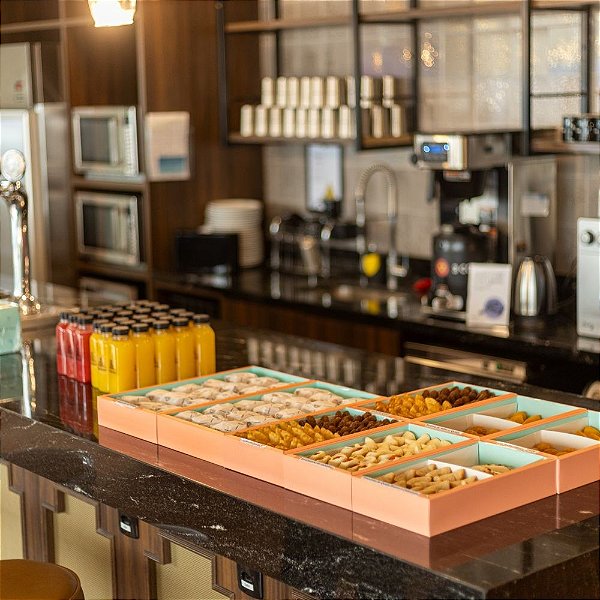 Coffee Break - Celebration - Salgado + Sanduíche + Doce + Bolo - (5 pessoas) - rápido (10 a 30 minutos de coffee)