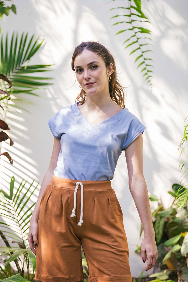 camiseta azul ciano