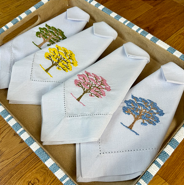Kit com 4 Guardanapos Bordados Ipê (Amarelo, Azul, Verde e Rosa)