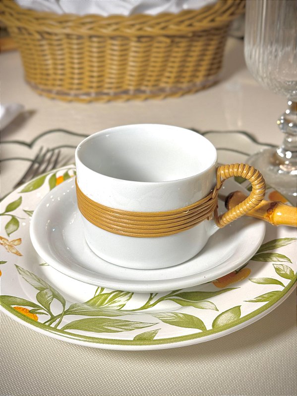 Xícara de Chá de Porcelana com Detalhe em Vime