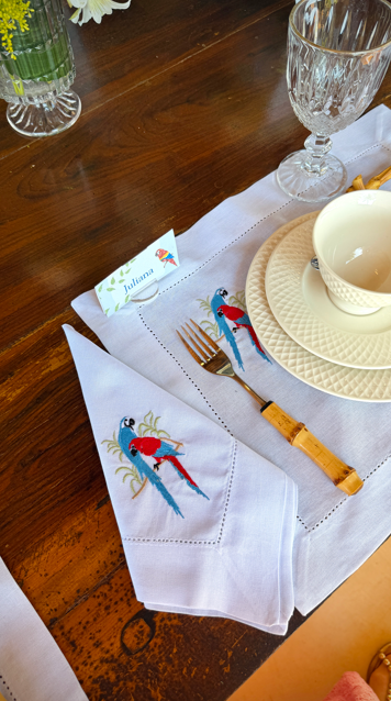 Jogo Americano e Guardanapo Branco com Bordado Arara Azul