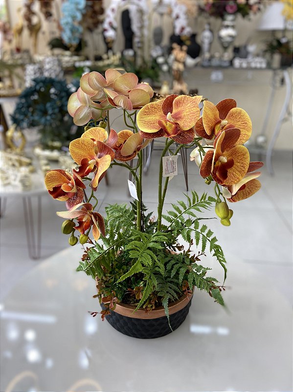 Arranjo de Orquídeas (Toque real - lavável) - Vaso Cimento Preto e  Cobre/Flores Laranja - Lustres Karoline