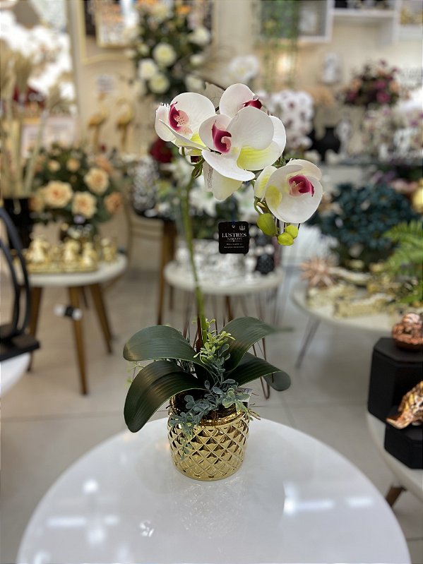 Arranjo de Orquídeas (Toque real - lavável) - Vaso Dourado Cerâmica/Flores  Brancas - Lustres Karoline