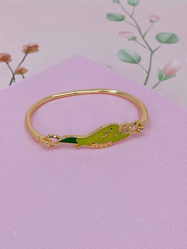 Pulseira bracelete dourado com Arara esmaltada em tons de verde