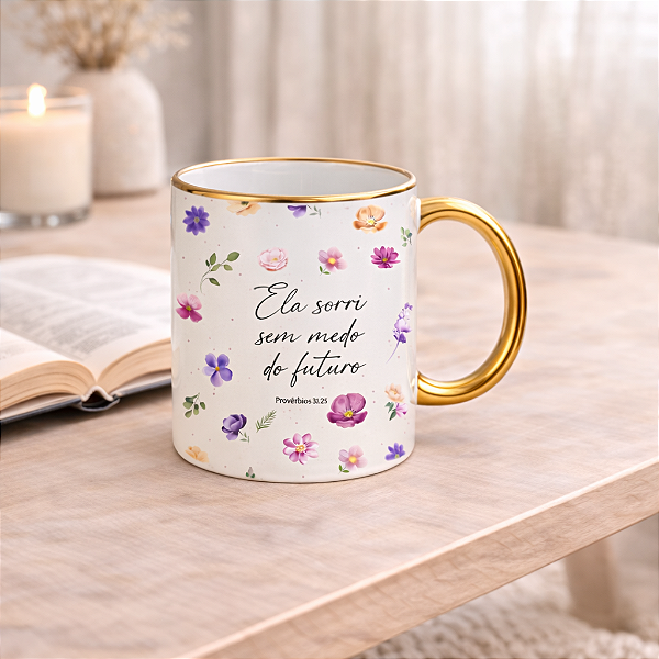 Caneca Personalizada - Coleção Cristã | Ela sorri sem medo do futuro