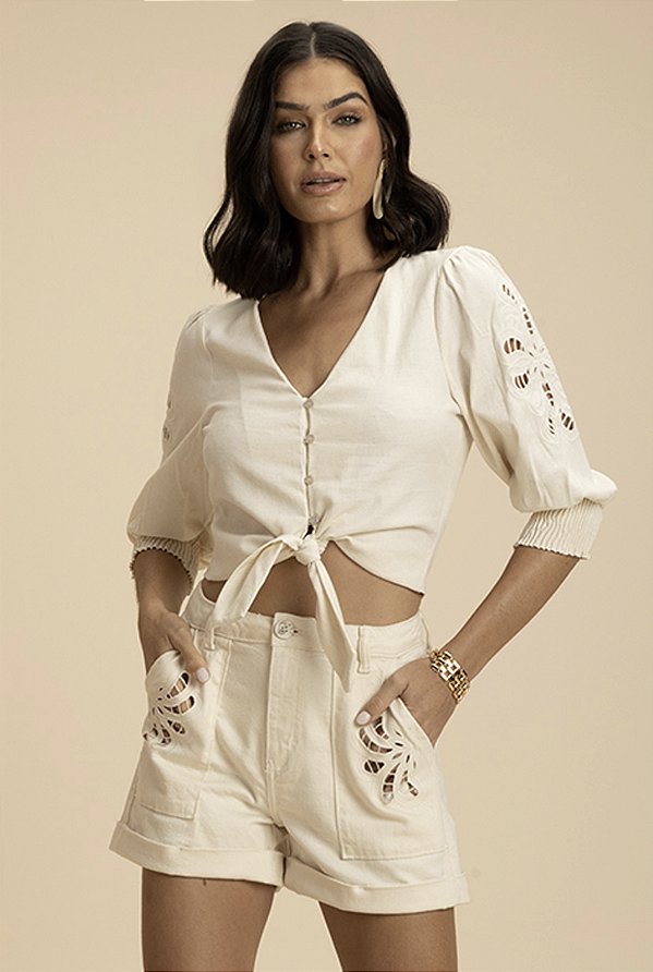 Shorts com bordado nos bolsos