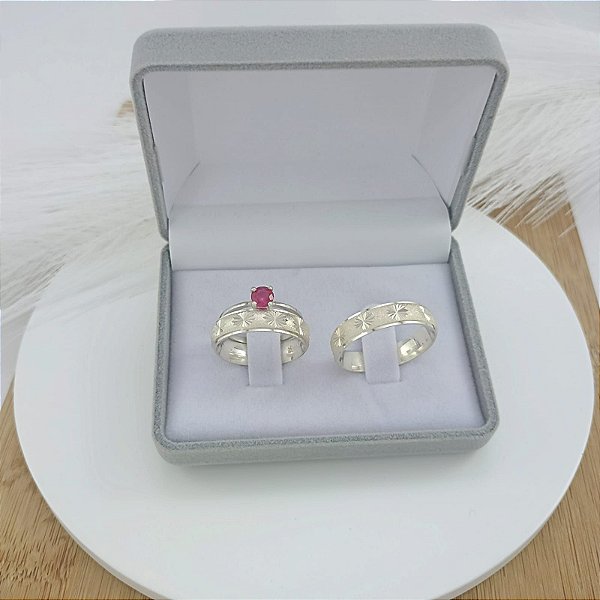 Par De Alianças De Prata Trabalhada Diamantada + Anel Solitário Bijou Art