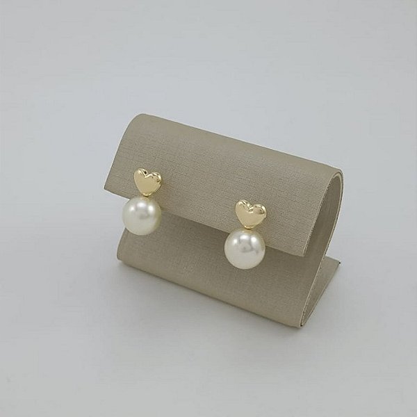 Brinco De Pérola Banhado a Ouro 18K Base De Coração Bijou Art
