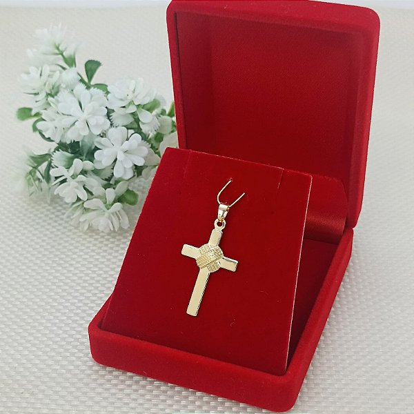 Pingente Banhado a Ouro De Cruz Lisa Com Manto Trabalhado Bijou Art