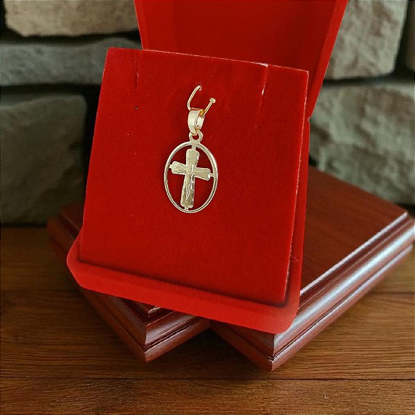 Pingente Banhado a Ouro Oval Com Cruz e Cristo No Meio Bijou Art