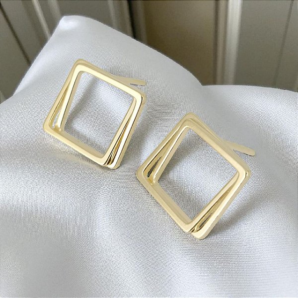 Brinco Banhado a Ouro Fixo Quadrado Vazado Bijou Art