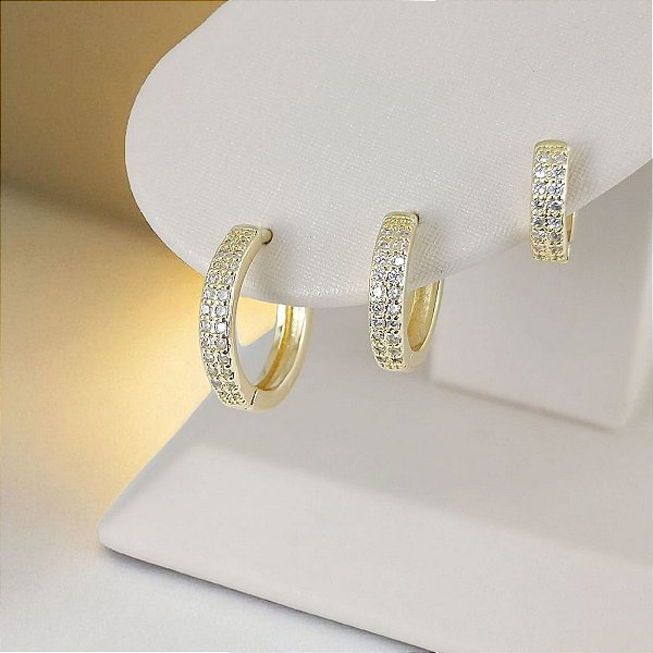 Brinco De Argola "Click" Banhado a Ouro Liso Com Fileiras De Pedras