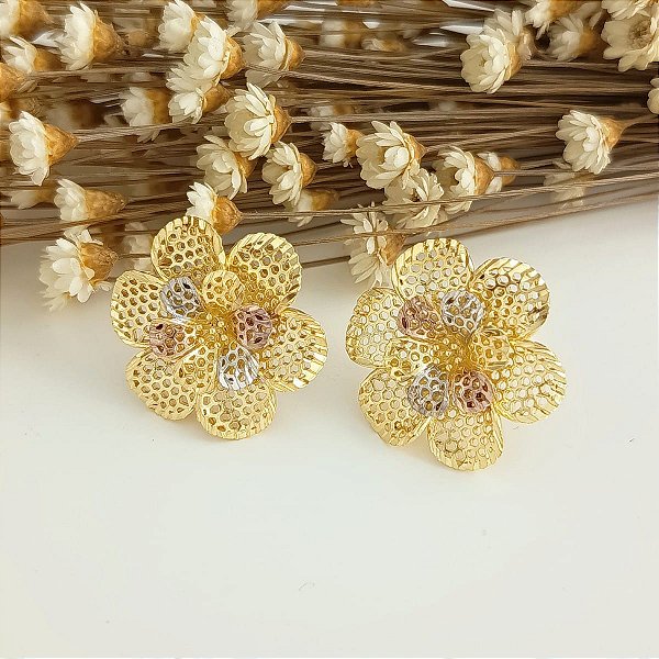 Brinco Banhado a Ouro Flor De 3 Cores Vazada Bijou Art