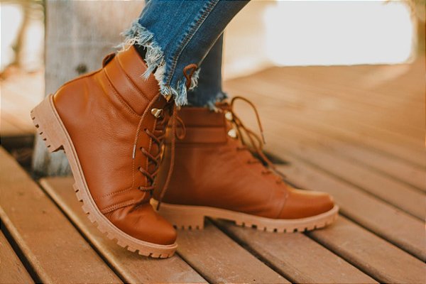 bota marrom de cadarço