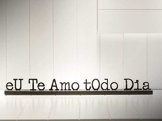 Frase de mesa "eu te amo todo dia" castanho