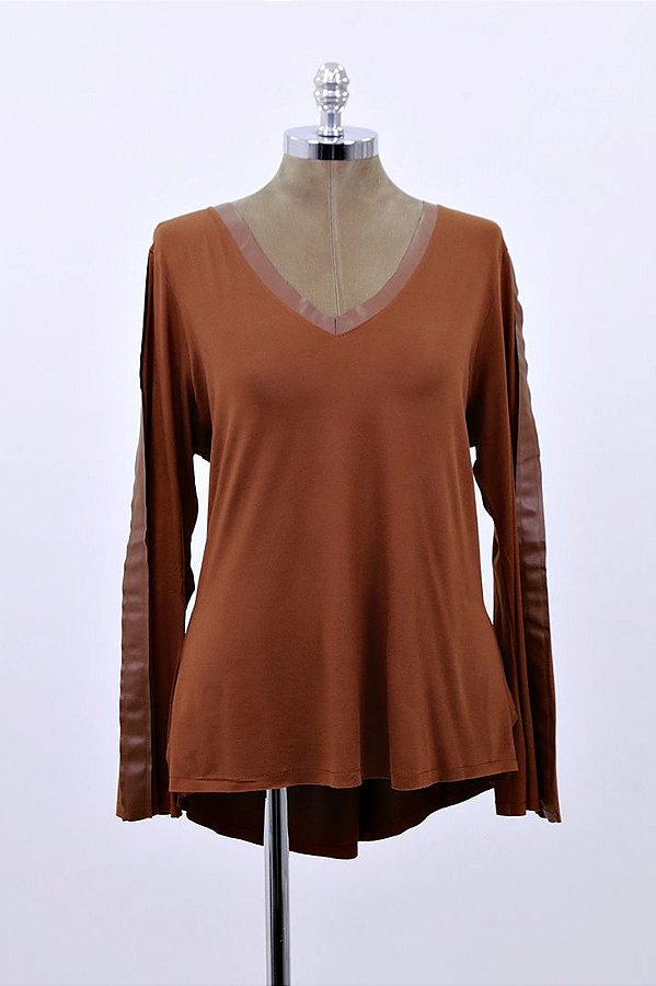 blusa com detalhe de couro