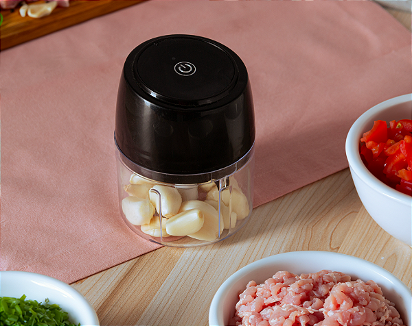 MINI PROCESSADOR DE ALIMENTOS ELÉTRICO COM ENTRADA USB 3 LÂMINAS 11,5X8,5CM - LYOR