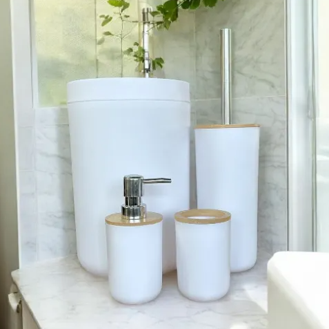 KIT PARA BANHEIRO 4 PEÇAS BRANCO COM TAMPA DE BAMBU BASCULANTE - FLASHGOODS
