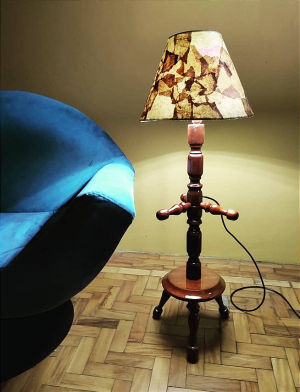 Luminária Sustentável – Mancebo de Madeira com Cúpula de Café