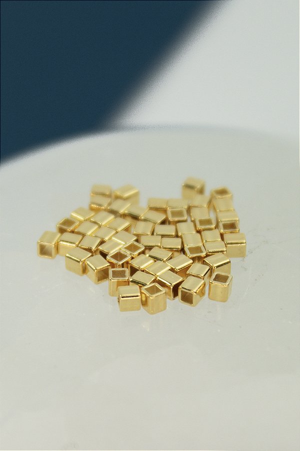 Entremeio Quadrado 2X2Mm Liso Ouro - 100 Pçs