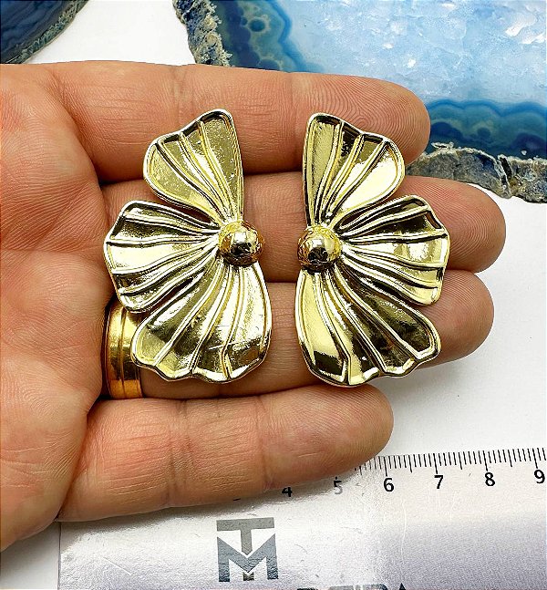 Brinco Flor Meia Petala - O Par - Banho De 02 Milésimos De Ouro 18K