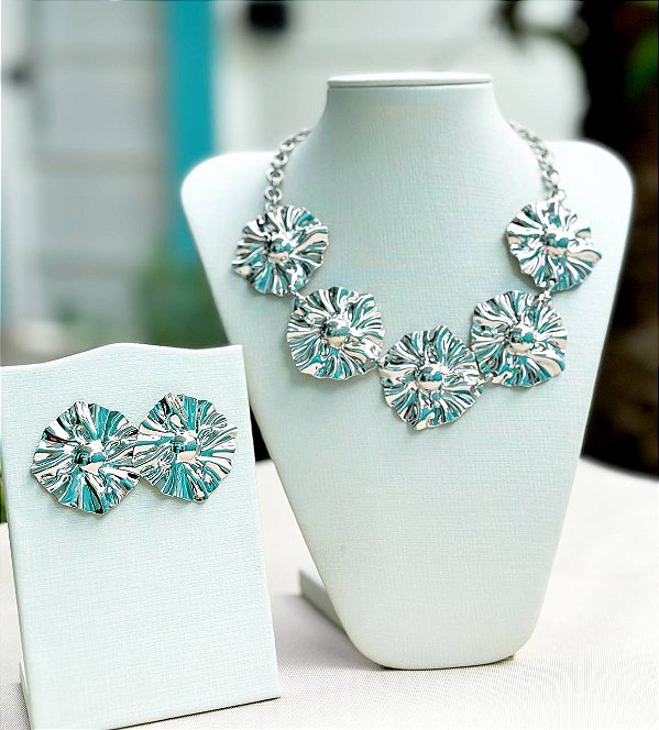 Conjunto Flor Brinco E Colar - Detalhe em Azul  1 milésimo de ouro mais verniz protetivo