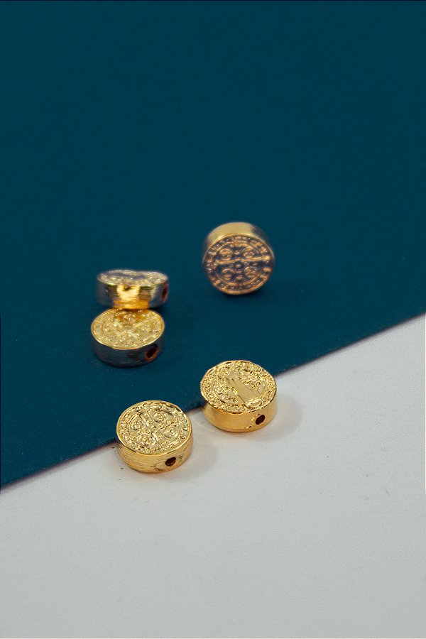 Pingente religioso Sao Bento passante - 01 unid -  Banho de 2 milesimos de ouro 18k
