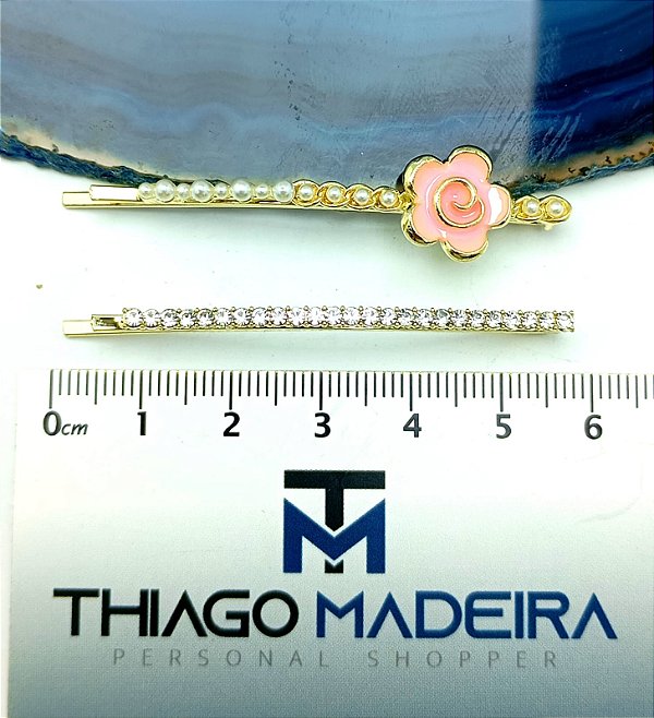 KIT  1 GRAMPO FLOR ROSA ESMALTADA COM PEROLA E 1 GRAMPO CRAVEJADO COM ZIRCONIA - 2 PEÇAS