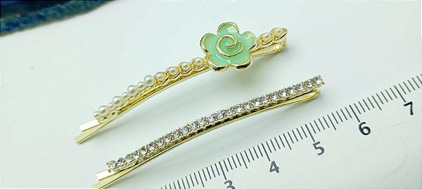 KIT  1 GRAMPO FLOR  VERDE ESMALTADA COM PEROLA E 1 GRAMPO CRAVEJADO COM ZIRCONIA - 2 PEÇAS