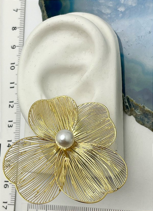 Brinco Flor com perola banho ouro - 1 par com tarraxa