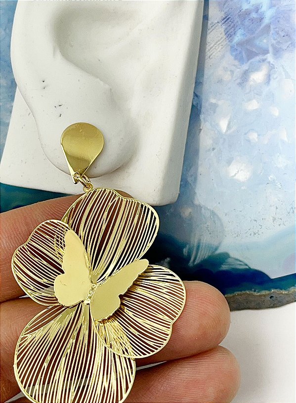 Brinco Flor Borboleta banho ouro - 1 par com tarraxa