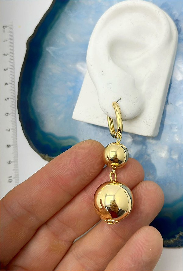 Brinco argola click com bolas em ouro - medida das bolas 16mm e 10mm - com bahno ouro e verniz protetivo - 1 par