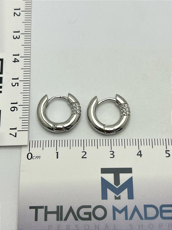 Brinco Argola com zircônia cravejada banho níquel - 1 par