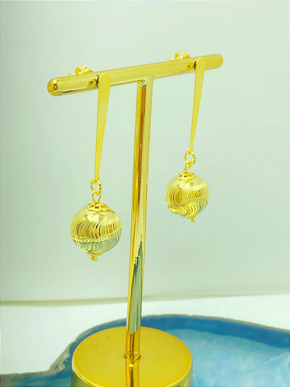 Brinco Bola trabalhada com tarraxa - banho ouro 2 milésimos camada e verniz - 1 par