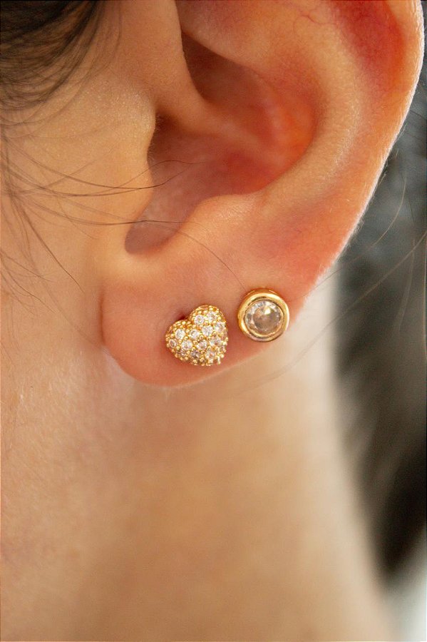 Brinco coracao cravejado com zirconia com tarraxa banho ouro - 1 par