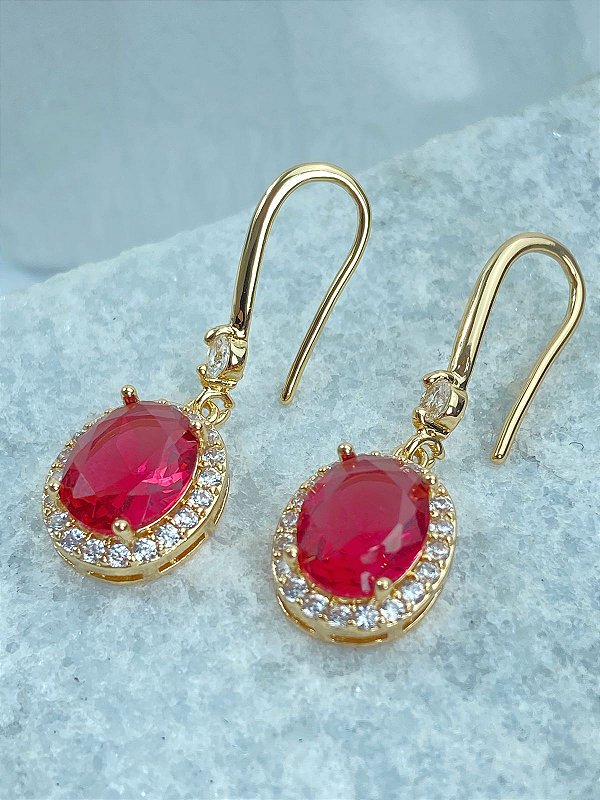 Brinco oval Cravejado zirconia vermelha e cristal banho ouro - 1 par