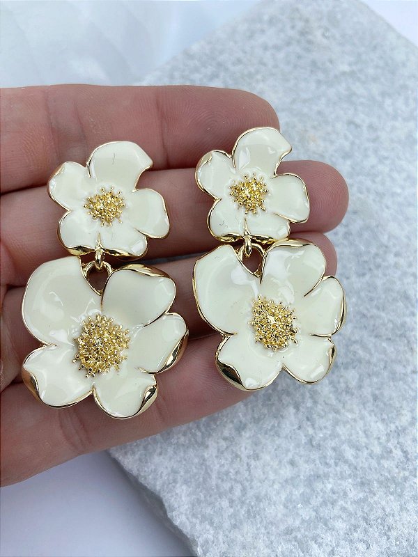 Brinco Flor resinado banho ouro - 1 par com tarrraxa