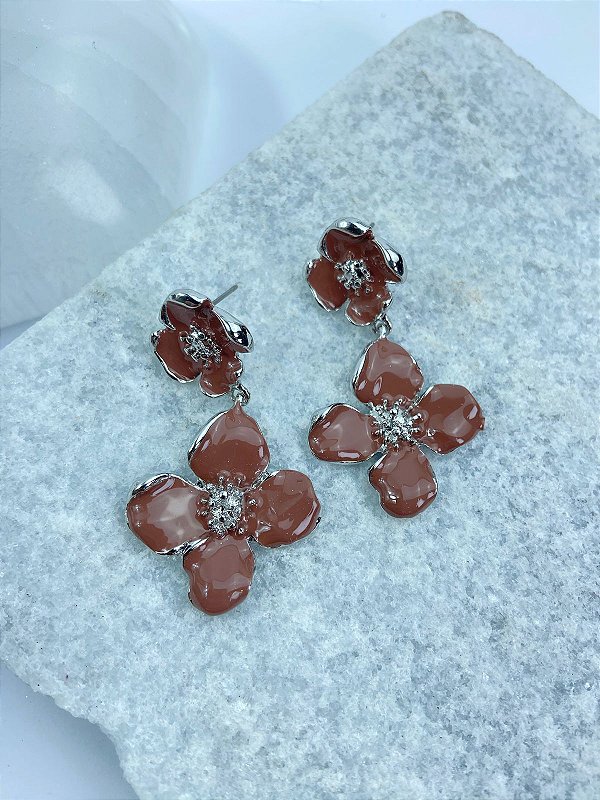 Brinco Flor resinado banho diamante niquel - 1 par com tarrraxa